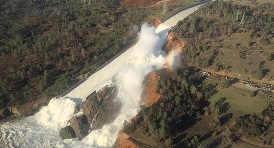 肯尼亚一大坝决口 导致21人死亡多人失踪下落不明