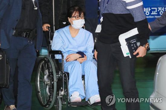 朴槿惠出院崔顺实被推进手术室 余生可能都要在监狱度过