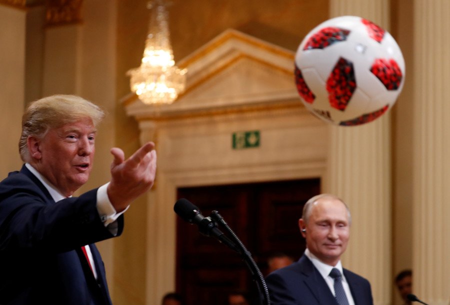 普京送特朗普世界杯足球 心情不错直接把球扔给妻子
