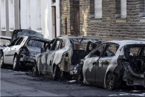 法国国庆日＂狂欢＂：近千辆车被烧 数百人被逮捕调查