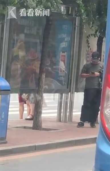 公交站有男子偷拍女生裙底 旁若无人欣赏自己的“成果”