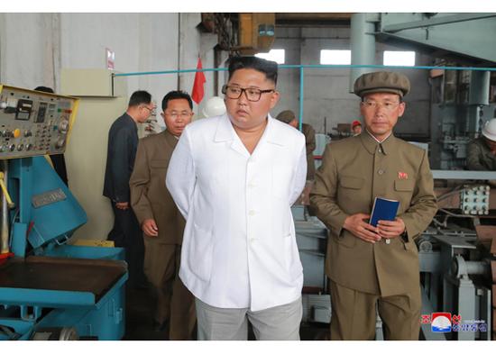 金正恩视察朝鲜新造战舰 亲自试航显得心情非常不错