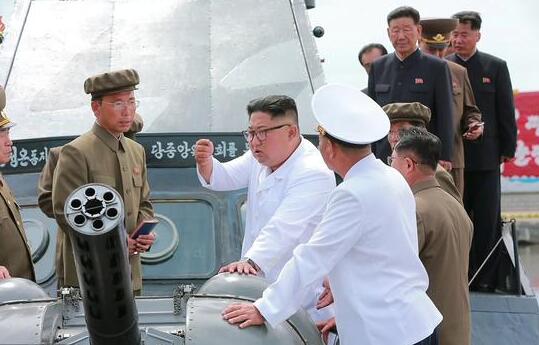 金正恩视察朝鲜新造战舰 亲自试航显得心情非常不错