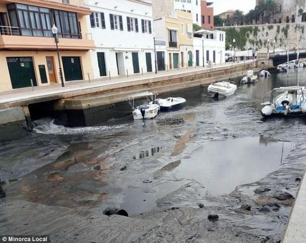 海啸袭击西班牙 海水肆虐路面被淹一艘船直接被打坏了