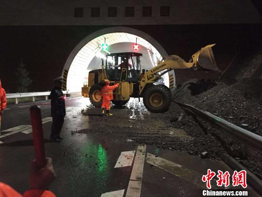 短时强降水引发泥石流 青海不少道路受损无法通行