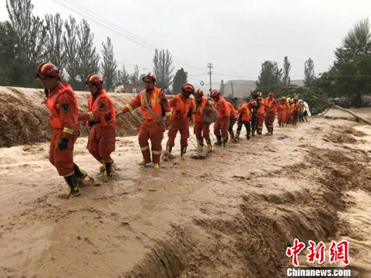 暴雨洪水夜袭兰州皋兰县 消防官兵营救疏散500余人