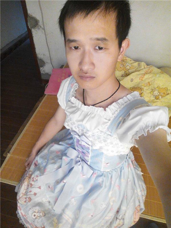 一个非常喜欢穿裙子的男孩，他是陈孝杰穿裙子