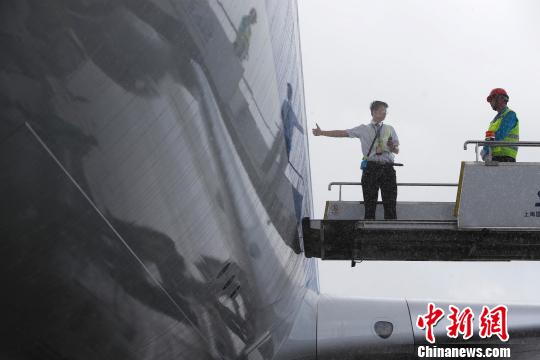 空客A350-900飞机成功完成北京至上海首航航线