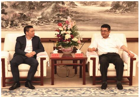 中国华阳集团总裁成清涛签订与天影集团合作协议