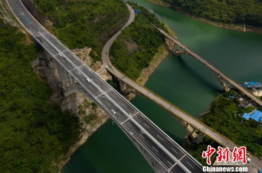 贵州织金至普定高速公路正式通车试运营 全线双向4车道