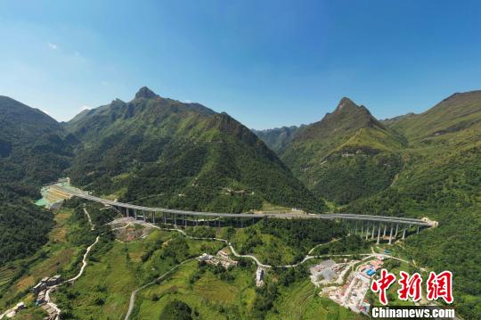 贵州罗甸县至望谟县高速公路全线开通运营 桥隧比高达近七成