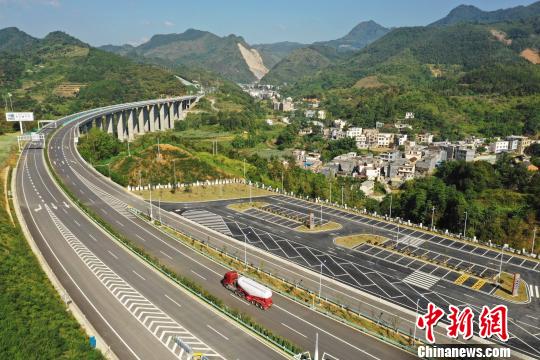 贵州罗甸县至望谟县高速公路全线开通运营 桥隧比高达近七成