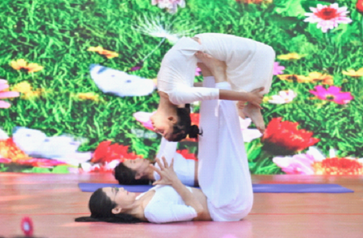 久美传媒儿童亲子瑜伽助力北京首届昆虫艺术展