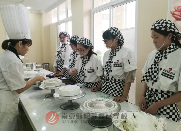 女生学历低没经验，去南京新纪元烹饪培训学校学西点可以吗