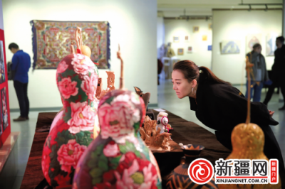 第九届乌鲁木齐民间艺术作品展举行 展出六类展品近500件