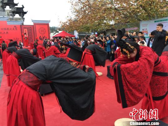 传统集体婚礼大典在黄山黟县西递景区举行 20对新人着汉服、行汉礼