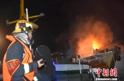 北海市电建渔港一艘渔船起火燃烧猛烈 目前起火原因不明