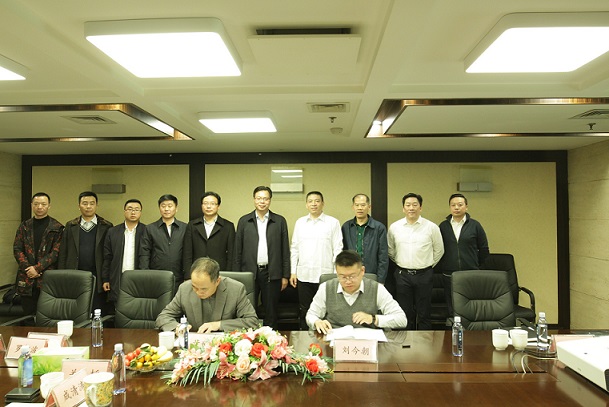 成清涛总裁与九寨沟县委书记会谈并共同见证双方签署战略合作协议