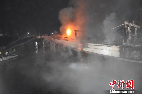 北海市电建渔港一艘渔船起火燃烧猛烈 目前起火原因不明