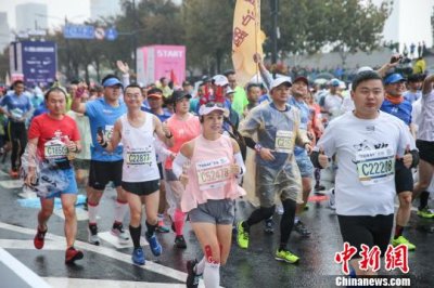 2018上海国际马拉松赛18日在外滩开跑 女子冠军破赛会纪录
