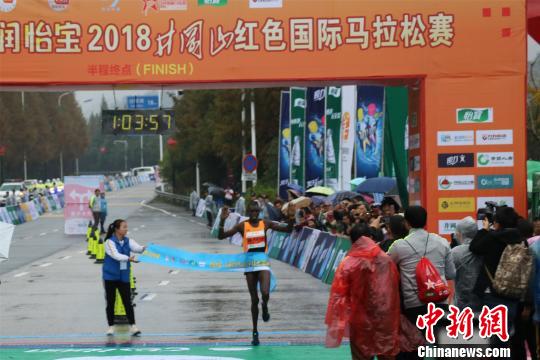 井冈山红色国际马拉松赛开跑 中外7000余名选手参赛