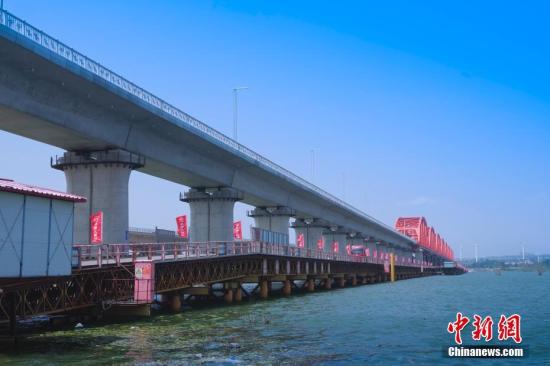京张高铁控制性工程清华园隧道在安全穿越北京市核心区后贯通