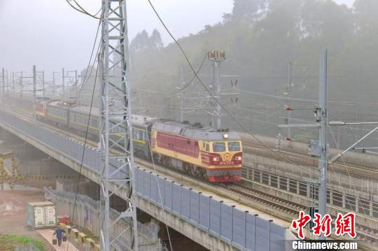 成贵铁路四川段28日开始联调联试，图为列车行驶在成贵铁路上。　吴正琪 摄