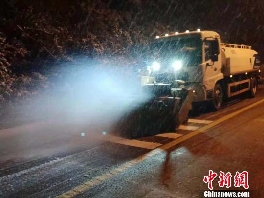 杭州市城管委出动铲雪、扫雪机等设备。　杭州市城管委提供 摄