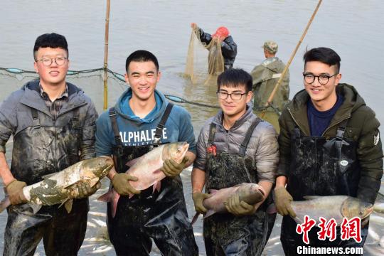 学生参与捕鱼，体会劳动乐趣 马芙蓉 摄