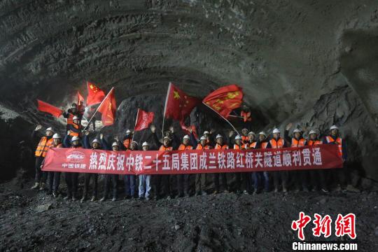 建设者庆祝红桥关隧道贯通。　冯正 摄