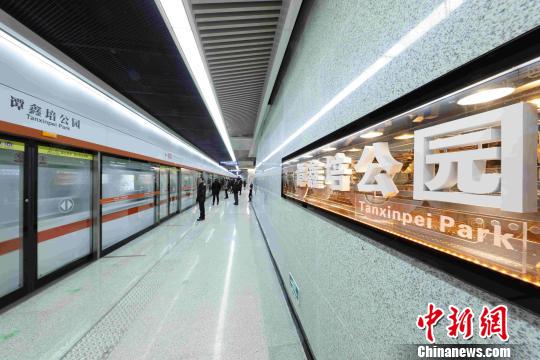28日，武汉地铁纸坊线开通试运营。图为谭鑫培公园特色站 张畅 摄