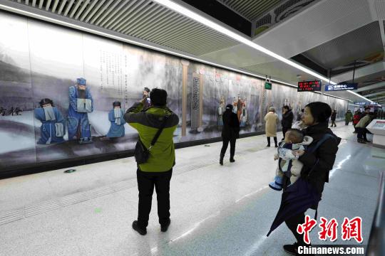 28日，武汉地铁纸坊线开通试运营。图为谭鑫培公园特色站 张畅 摄