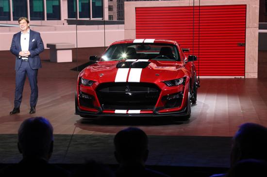 外观方面，新车是基于第六代Mustang打造而来的，并添加许多激进的车身套件，比如采用全新的前唇、侧裙以及多辐式运动轮圈等。在前中网正中央还会配有Shelby标志性的眼镜蛇Logo。