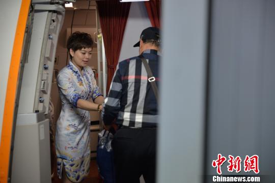 图为21日，旅客登上海南航空HU7181海口至北京航班。　宁隆宇 摄