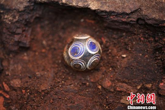 出土的琉璃珠。陕西省考古研究院 供图