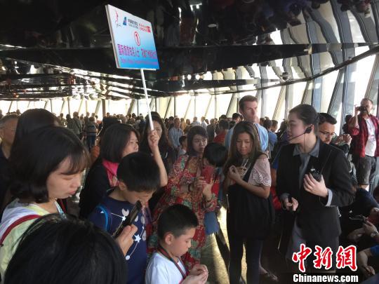 春节期间，众多游客登上广州塔参观。　通讯员 摄