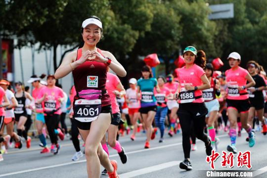 2019上海国际女子半程马拉松赛3月24日鸣枪开跑。　汤彦俊 摄