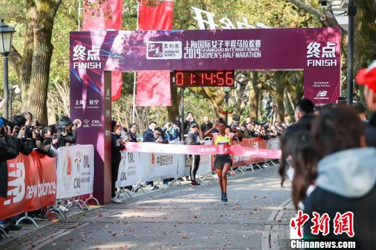 首届上海国际女子半程马拉松赛开跑埃塞俄比亚选手夺冠