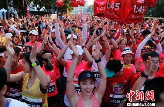 2019上海国际女子半程马拉松赛3月24日鸣枪开跑。　汤彦俊 摄