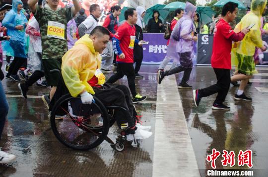 “益”起跑活动，200个家庭陪同60名残疾人士完成1公里挑战。　翟李强 摄