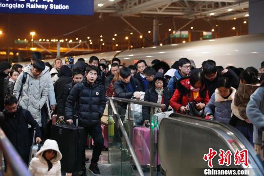 2019年清明小长假，铁路上海站预计发送旅客164万人。　殷立勤 摄