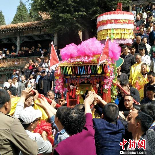 洪洞县“接姑姑送娘娘”传统走亲习俗吸引了众多游客。　刘小红 摄
