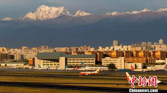 博格达峰下乌鲁木齐国际机场。新疆机场集团供图