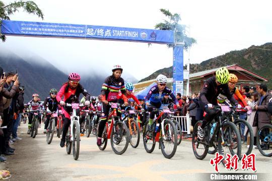 图为2018年5月，巴松措国际山地自行车越野竞速赛在西藏林芝举行。该赛事已逐渐成为林芝户外运动的“名片”，助力当地旅游经济发展。(资料图) 赵朗 摄