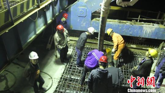 4月17日，合安高铁花岗特大桥连续梁施工现场，技术人员正在进行测量。　张飞 摄
