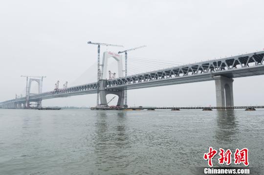 图为建设中的商合杭铁路芜湖长江公铁大桥。　张娅子 摄