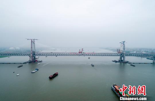 图为航拍建设中的商合杭铁路芜湖长江公铁大桥。　中铁大桥局供图 摄