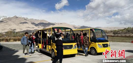 “五一”小长假期间，帕米尔高原上的新疆塔什库尔干塔吉克自治县(简称塔县)受到游客青睐。　塔县文旅局供图 摄