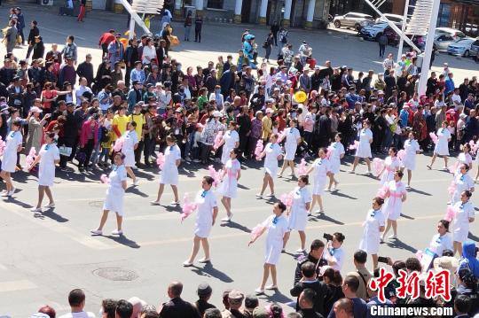 佳木斯三江杏花节万人盛装表演现场 黑龙江省文化和旅游厅供图 摄