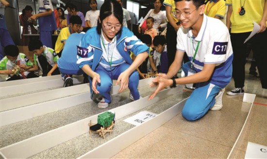     选手在参加机器人竞速比赛。惠州日报记者钟畅新 摄
